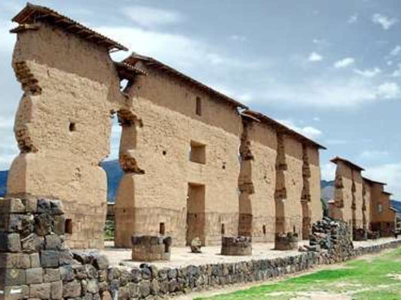 Turismo en Complejo Arqueológico de Raqchi (Arqueología)