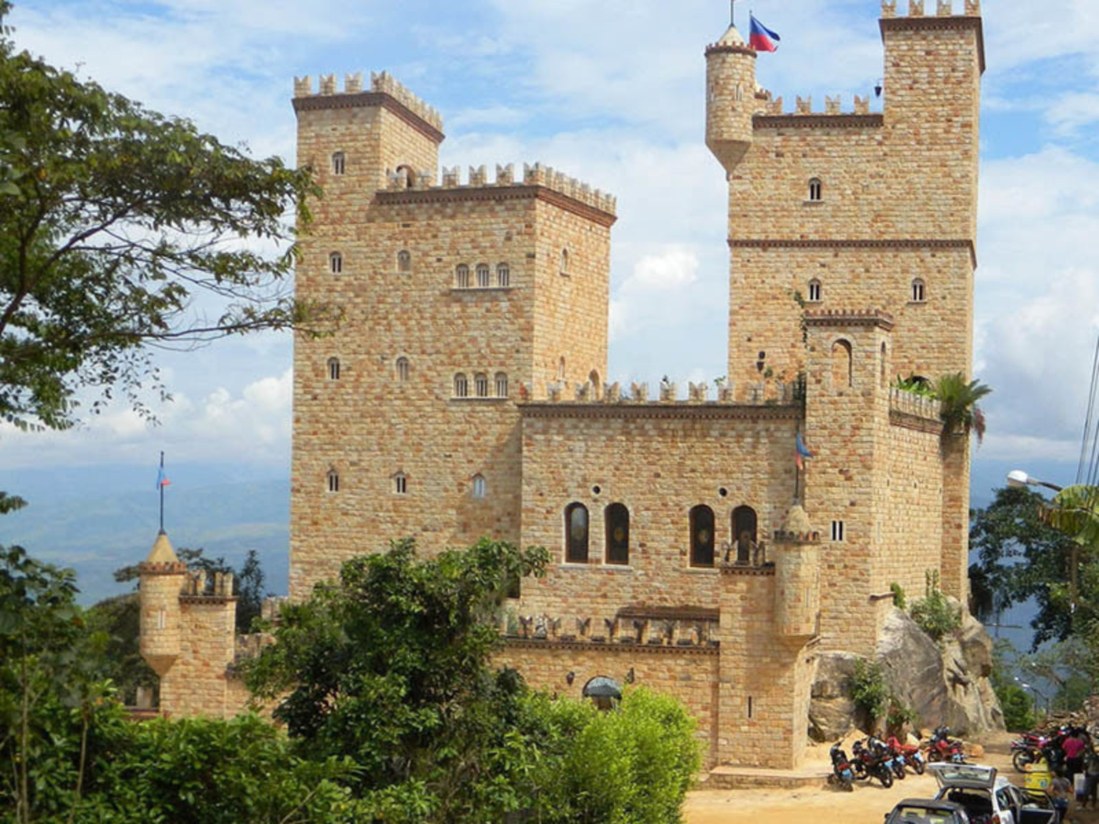 Tour four. Castillo Olivento. El San Martin Castle. Jamcefh Castillo. Castillo d`Oiron-это где.